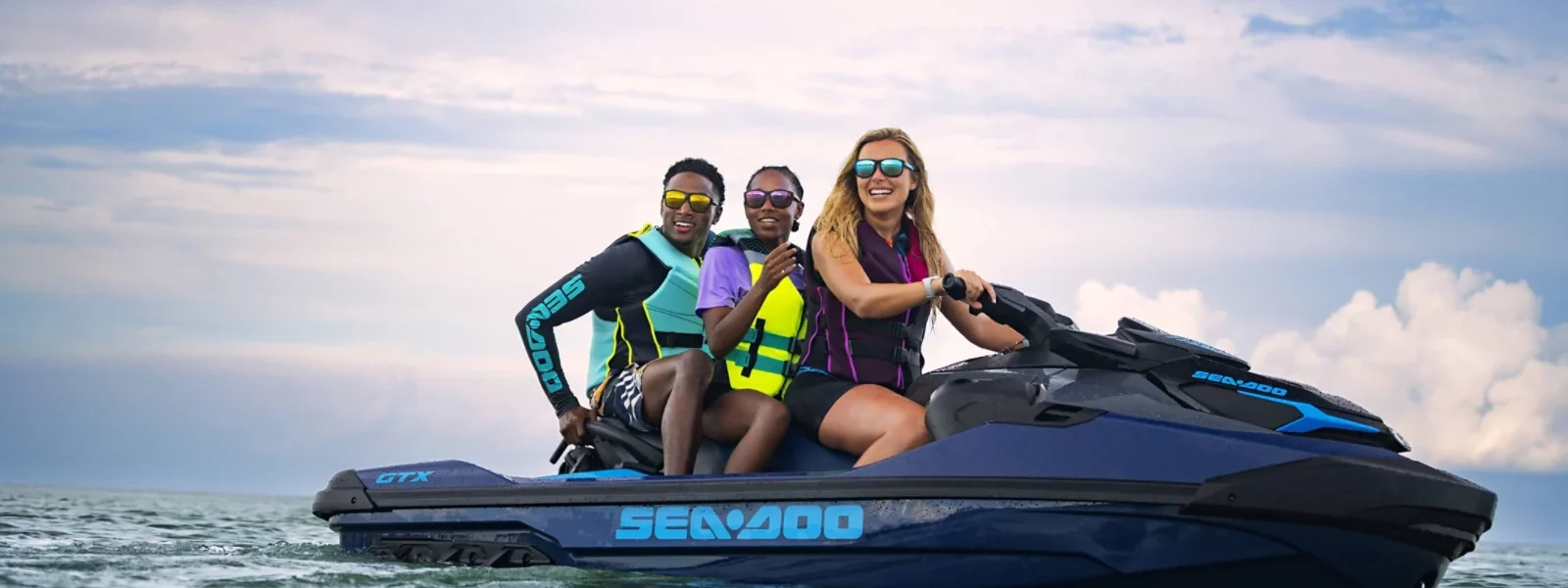 SEA-PWC-MY24-TOUR-GTX-170-AbyssBlue-GulfstreamBlue-LIFE-Lifestyle-0000-11-RGB